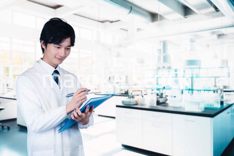 研究所で働く若い男性