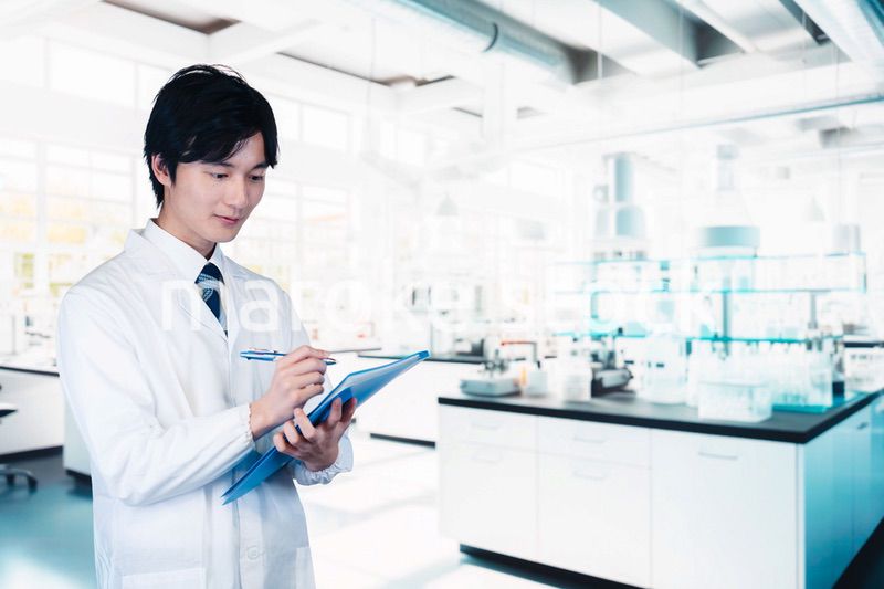 研究所で働く若い男性