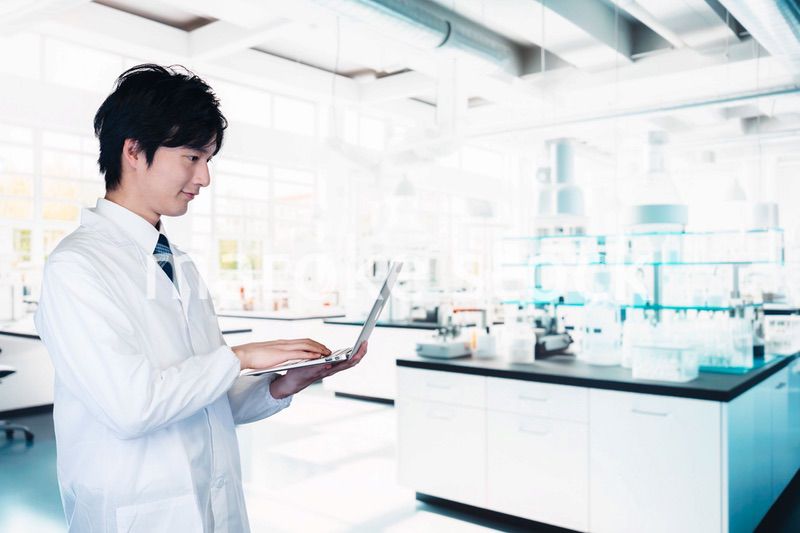 研究所で働く若い男性