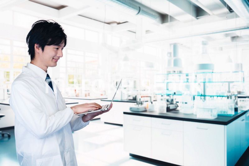 研究所で働く若い男性