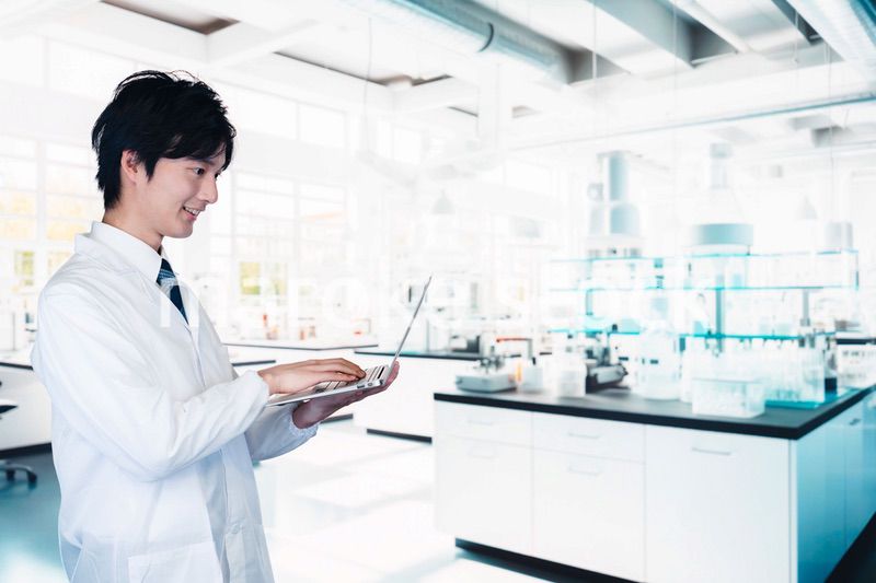 研究所で働く若い男性