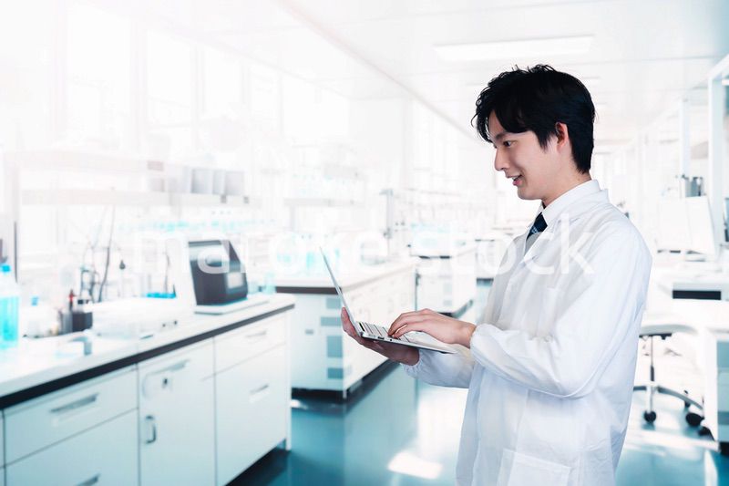 研究所で働く若い男性