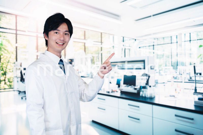 研究所で働く若い男性