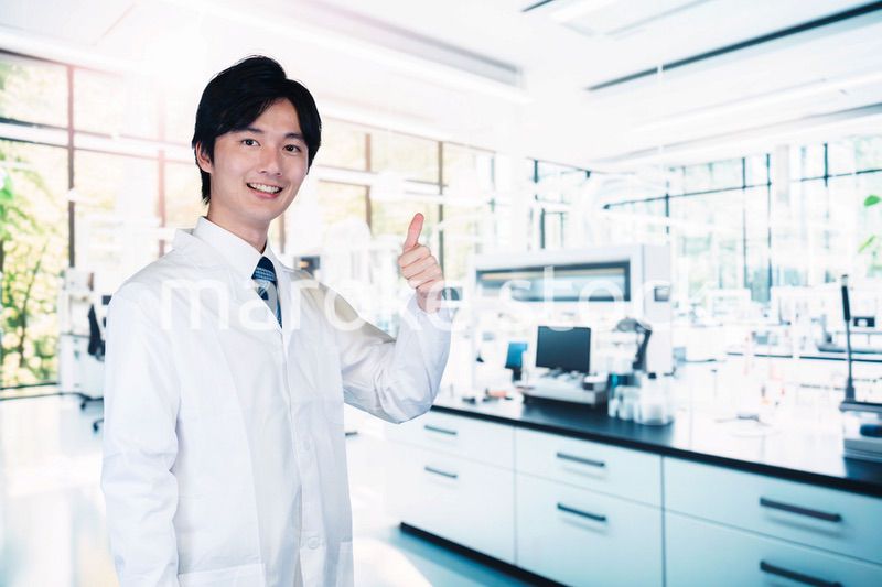 研究所で働く若い男性