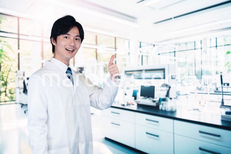 研究所で働く若い男性