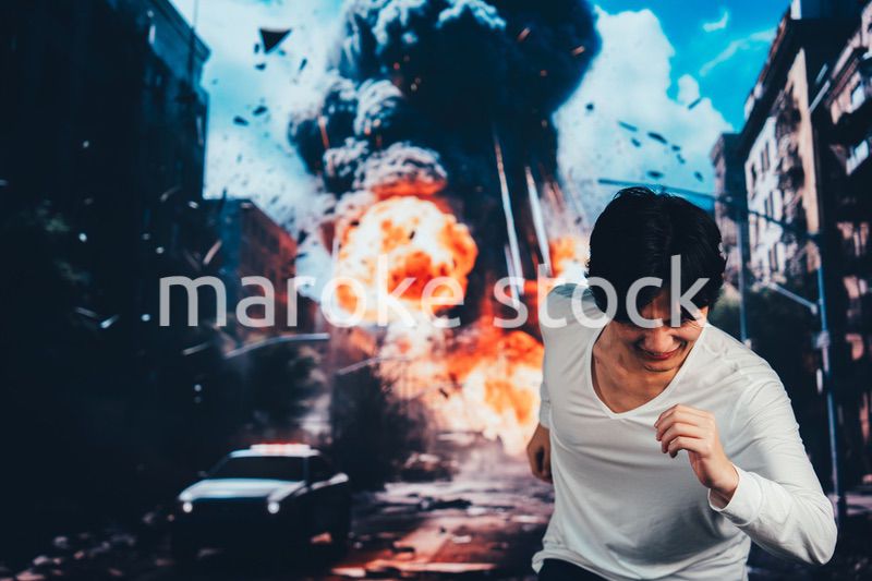 爆弾が落ちてきて避難する男性