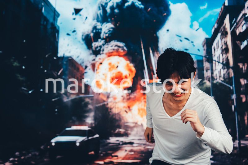 爆弾が落ちてきて避難する男性