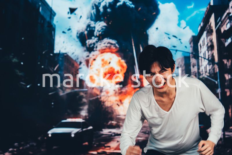 爆弾が落ちてきて避難する男性