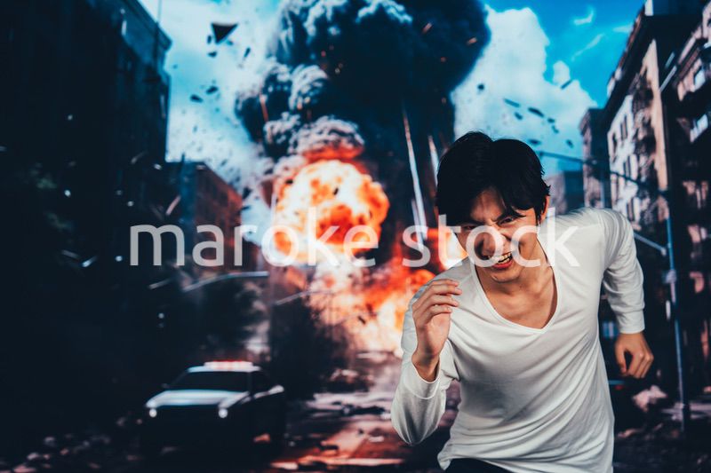 爆弾が落ちてきて避難する男性