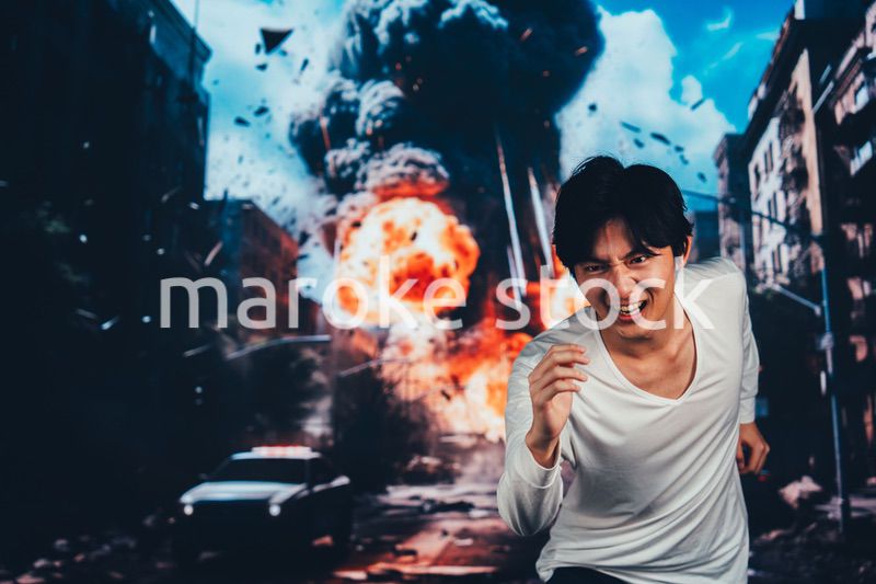 爆弾が落ちてきて避難する男性