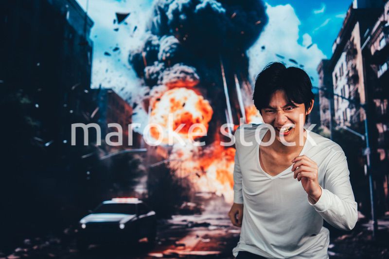 爆弾が落ちてきて避難する男性