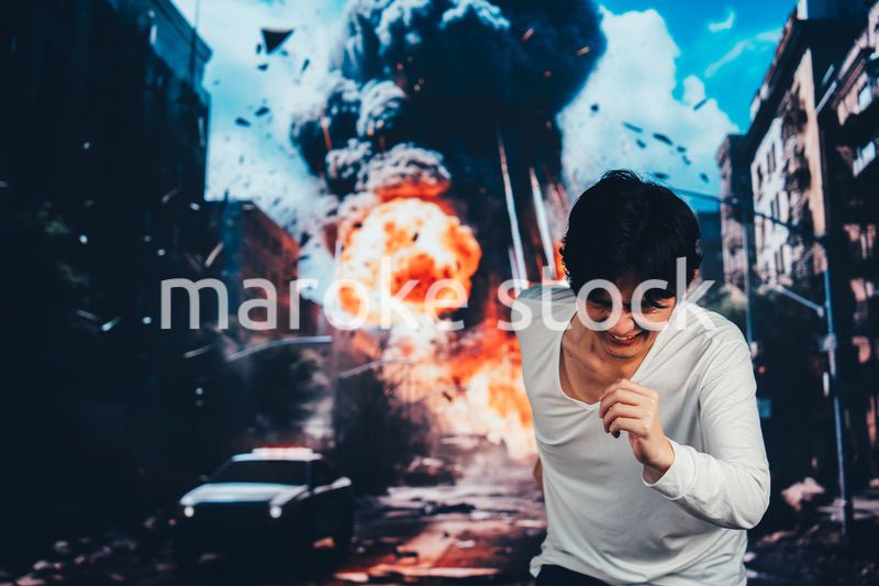 爆弾が落ちてきて避難する男性