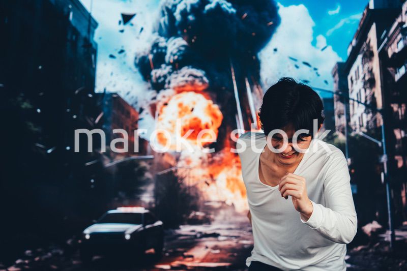 爆弾が落ちてきて避難する男性