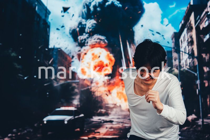 爆弾が落ちてきて避難する男性