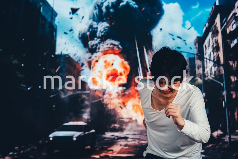 爆弾が落ちてきて避難する男性
