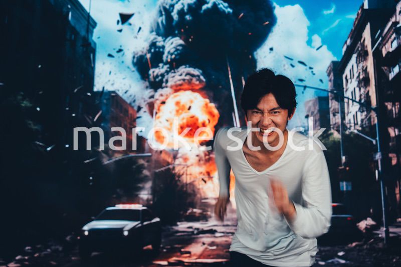 爆弾が落ちてきて避難する男性