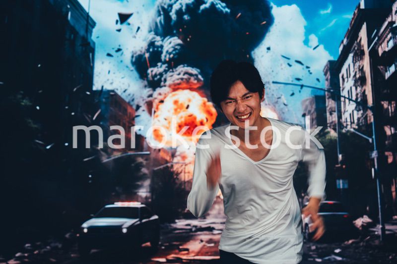 爆弾が落ちてきて避難する男性