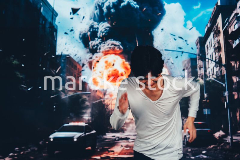 爆弾が落ちてきて避難する男性