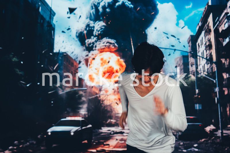 爆弾が落ちてきて避難する男性