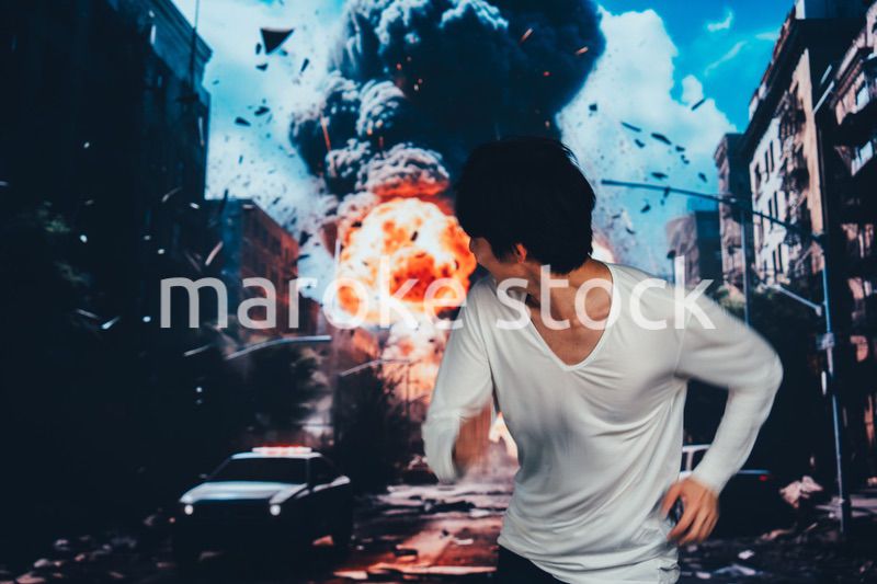 爆弾が落ちてきて避難する男性