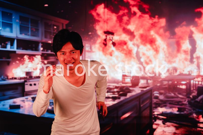 火災現場から走って逃げる若い男性