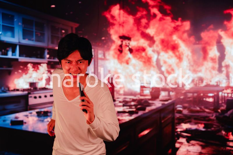 火災現場から走って逃げる若い男性