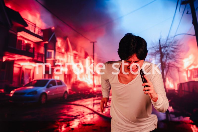 火災現場から走って逃げる若い男性