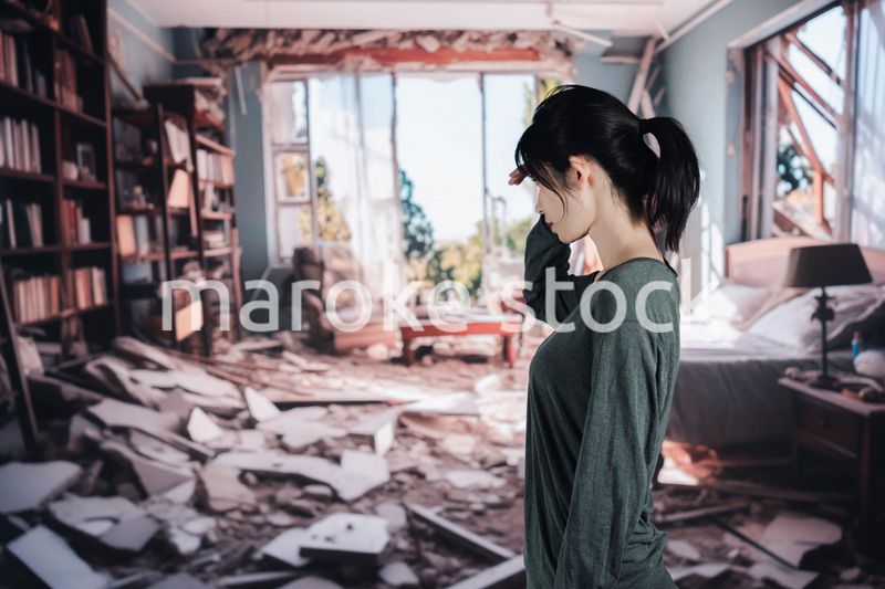 地震で家が倒壊して途方に暮れる女性