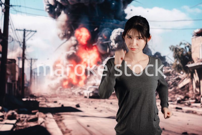 爆発から逃げる若い女性