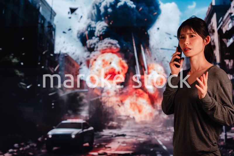 爆弾から逃げる若い女性