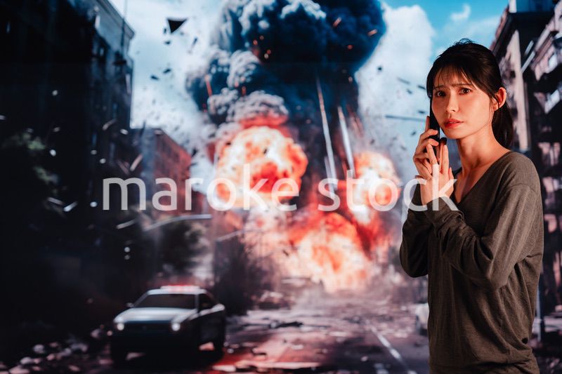 爆弾から逃げる若い女性