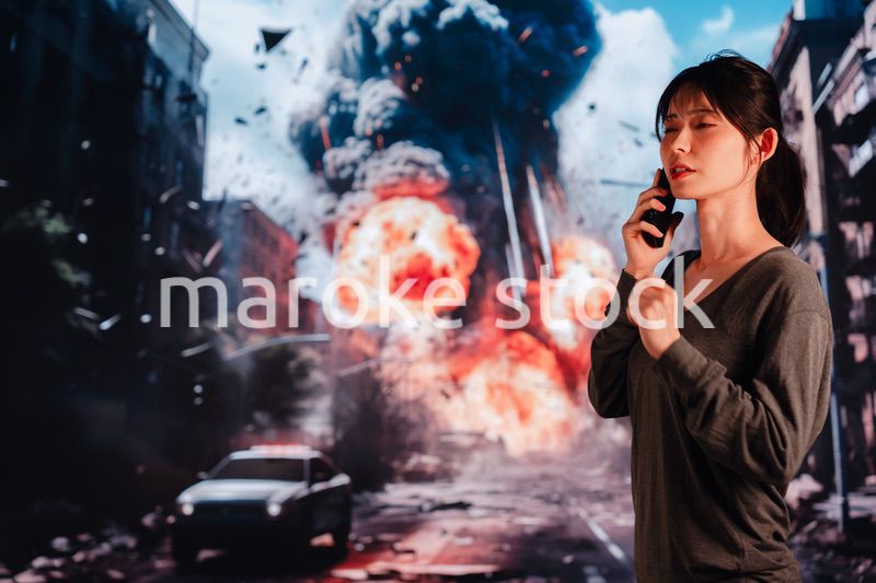 爆弾から逃げる若い女性