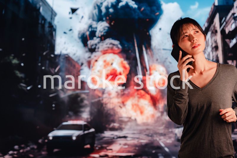 爆弾から逃げる若い女性