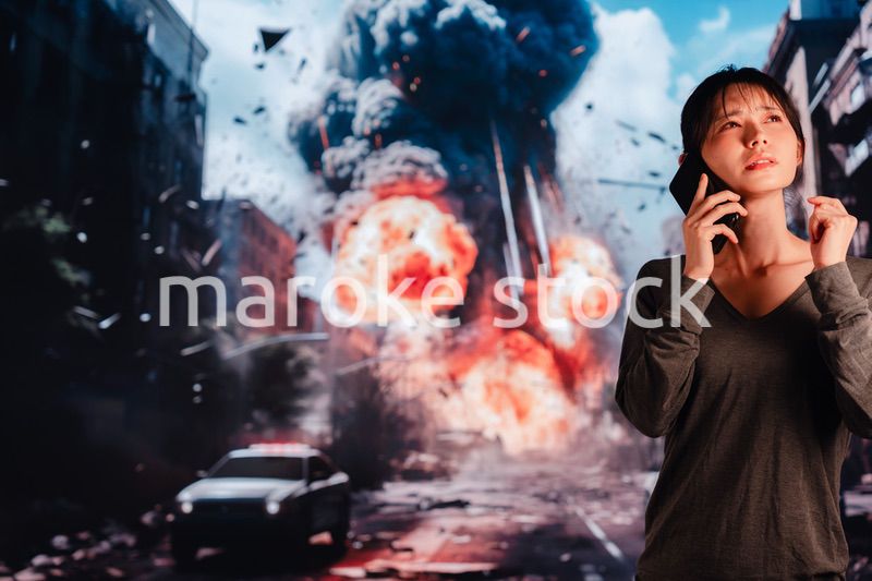 爆弾から逃げる若い女性