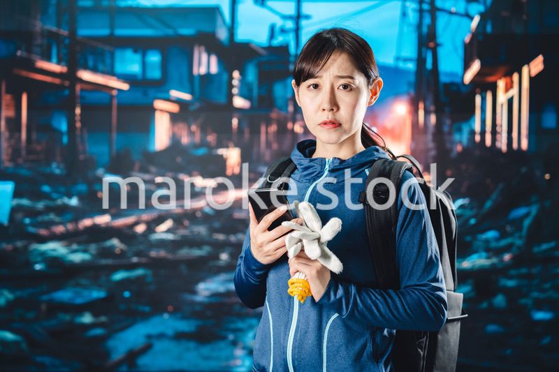 災害が発生し避難をする女性