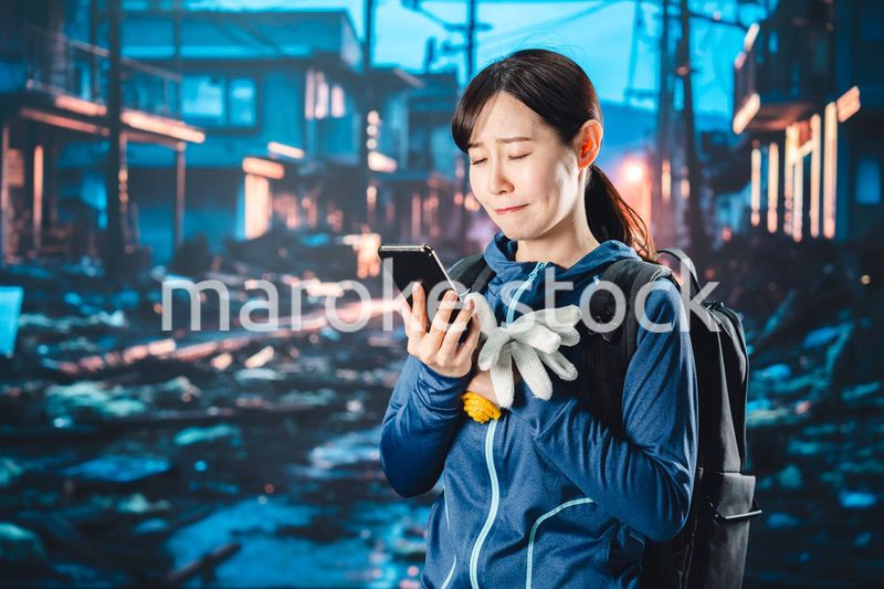 災害が発生し避難をする女性