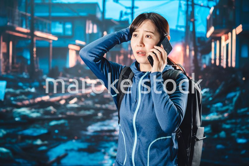 災害が発生し避難をする女性