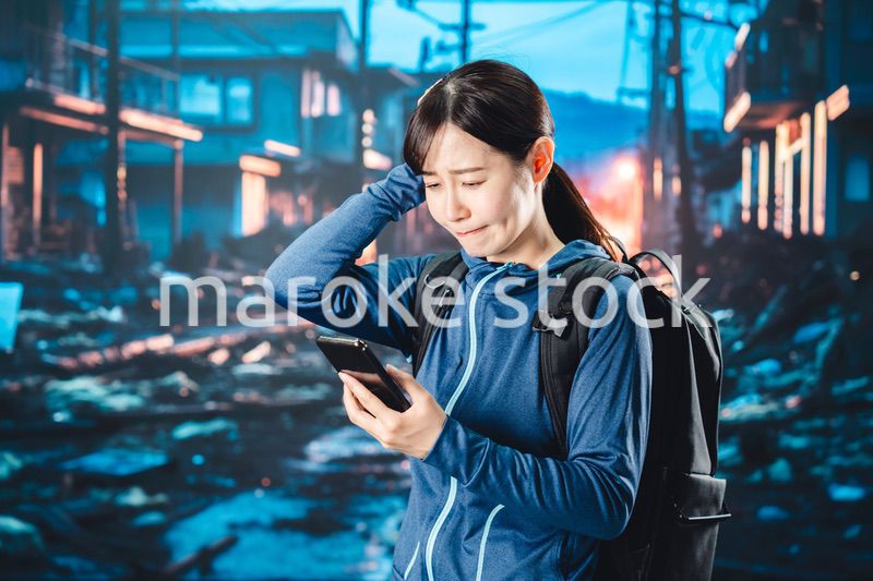 災害が発生し避難をする女性