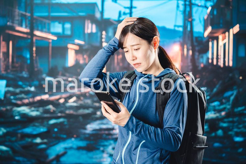 災害が発生し避難をする女性