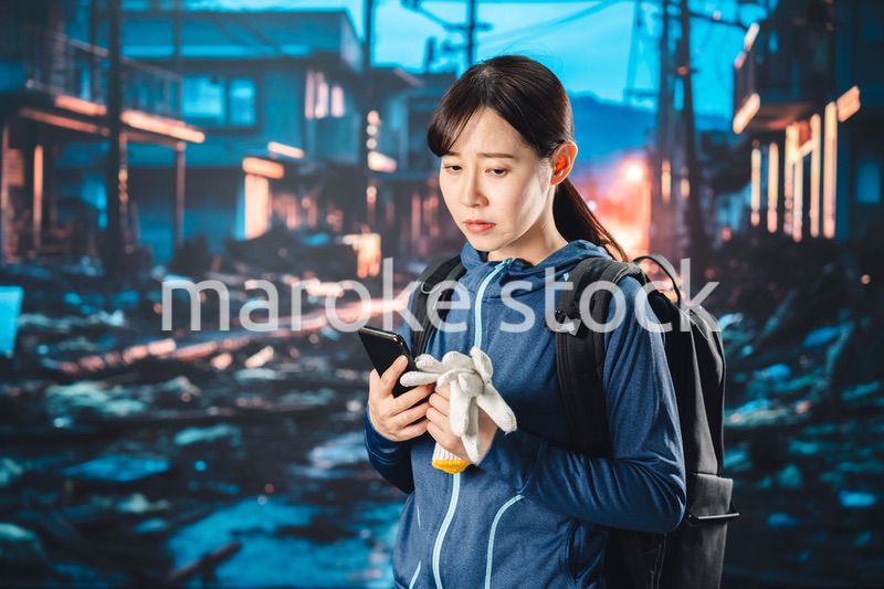 災害が発生し避難をする女性