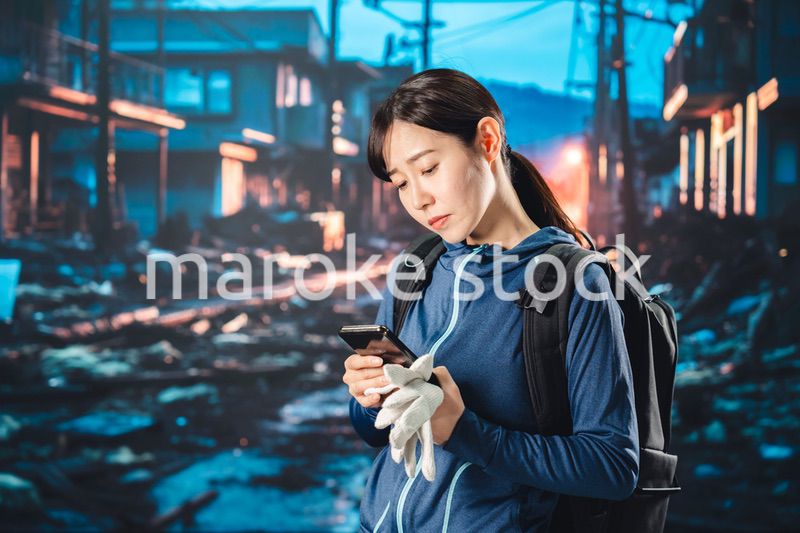 災害が発生し避難をする女性