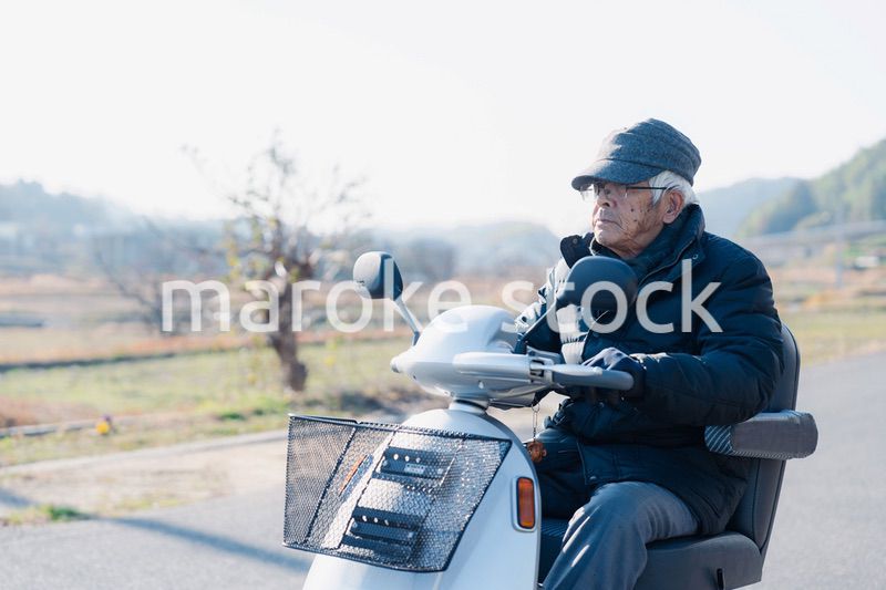 シニアカーを運転する高齢の男性