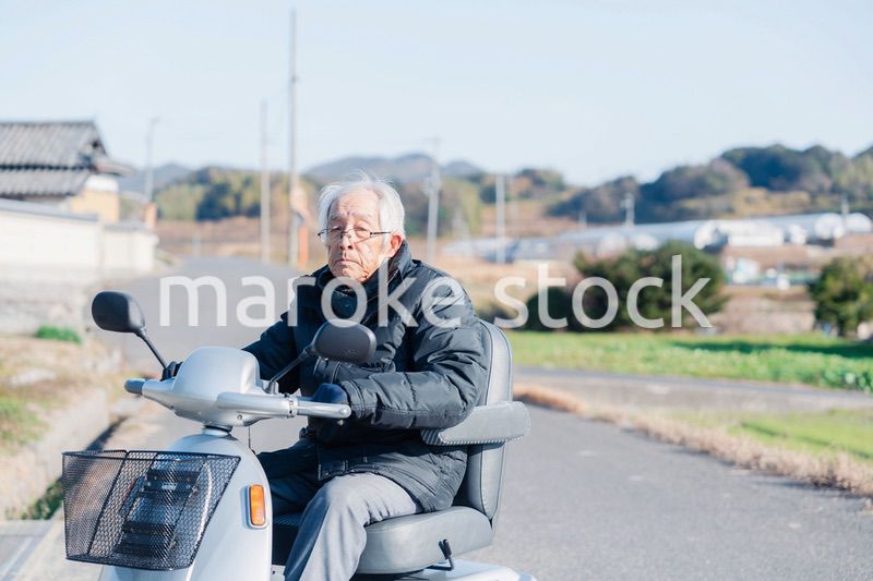 シニアカーを運転する高齢の男性