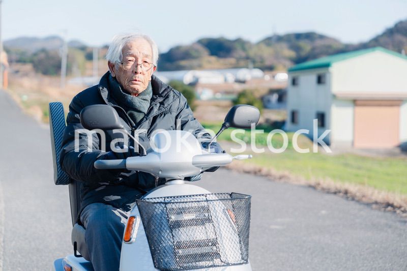 シニアカーを運転する高齢の男性