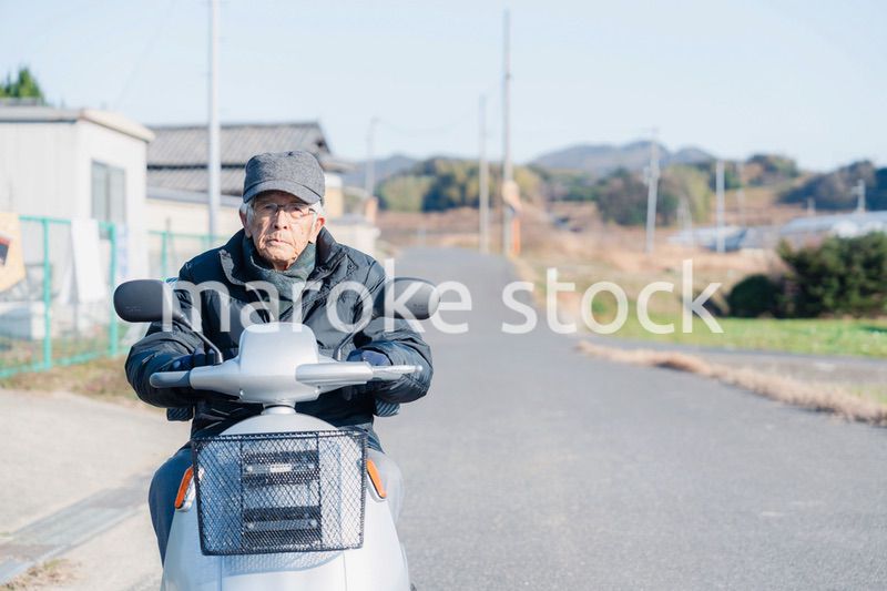 シニアカーを運転する高齢の男性