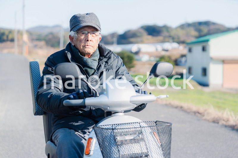 シニアカーを運転する高齢の男性