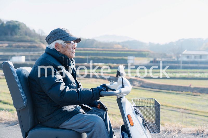 シニアカーを運転する高齢の男性
