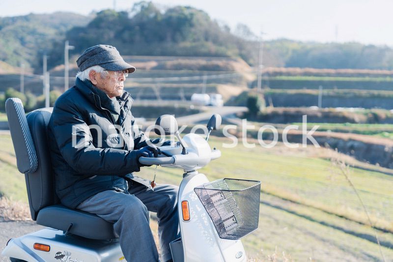 シニアカーを運転する高齢の男性