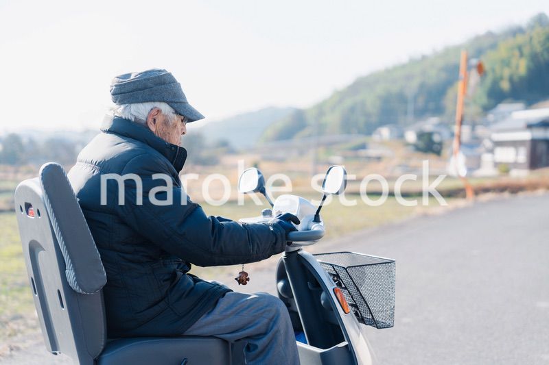 シニアカーを運転する高齢の男性