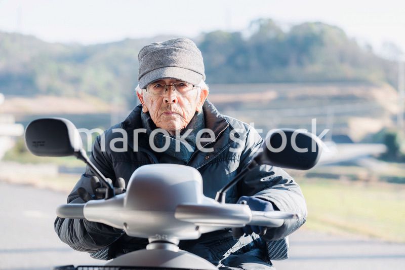 シニアカーを運転する高齢の男性
